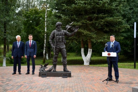 Память защитников увековечили