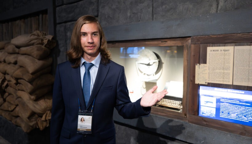 Юные экскурсоводы делятся знаниями в Музее Победы