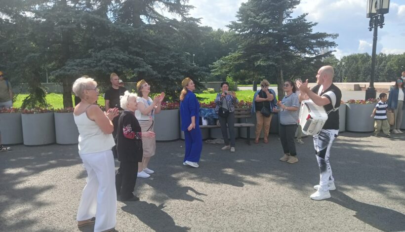 «Фронтовая агитбригада» порадовала посетителей