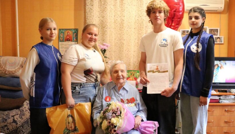 Труженица тыла приняла поздравления