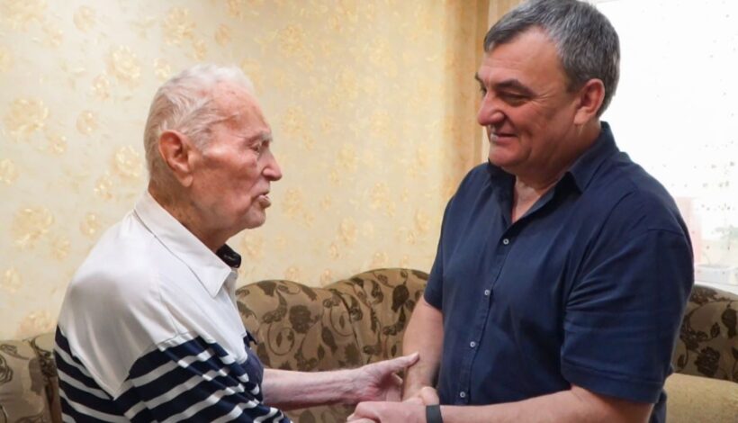 100-летнего ветерана поздравили с Днем ВВС