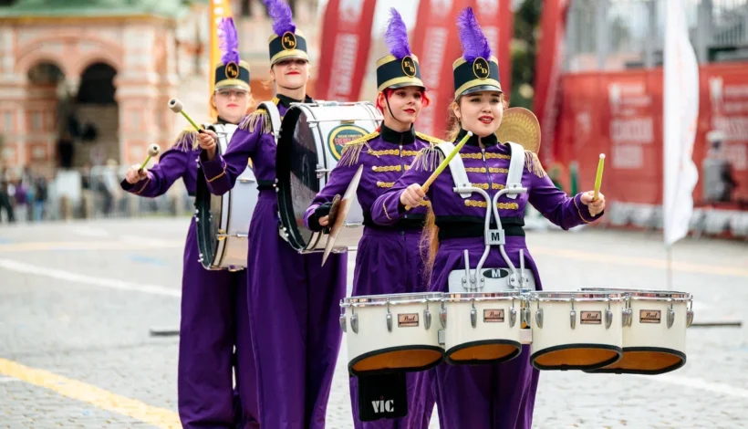 Юные виртуозы вышли на Красную площадь