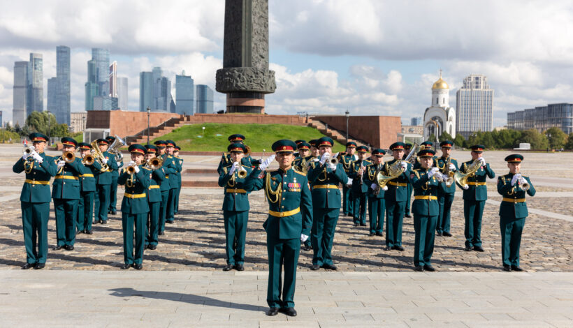Военные марши и песни о Москве прозвучали у Музея Победы