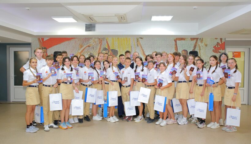 Главный документ вручили на морском побережье