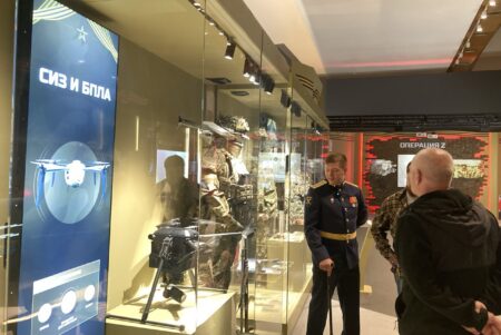 Участники спецоперации оценили новую выставку Музея Победы