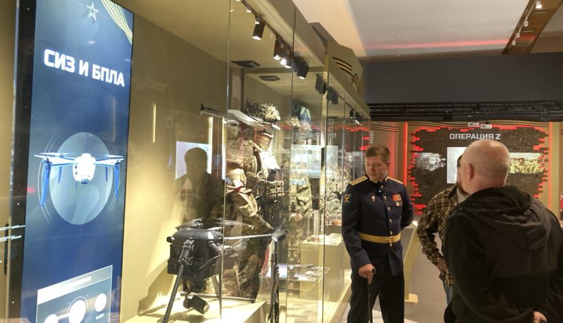 Участники спецоперации оценили новую выставку Музея Победы