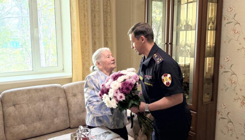 Труженица тыла приняла поздравления