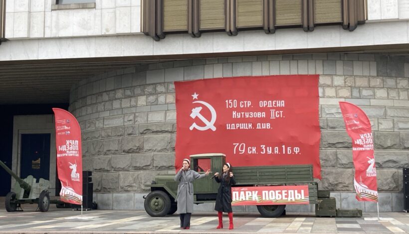 Тепло сердец артистов согрело посетителей Парка Победы