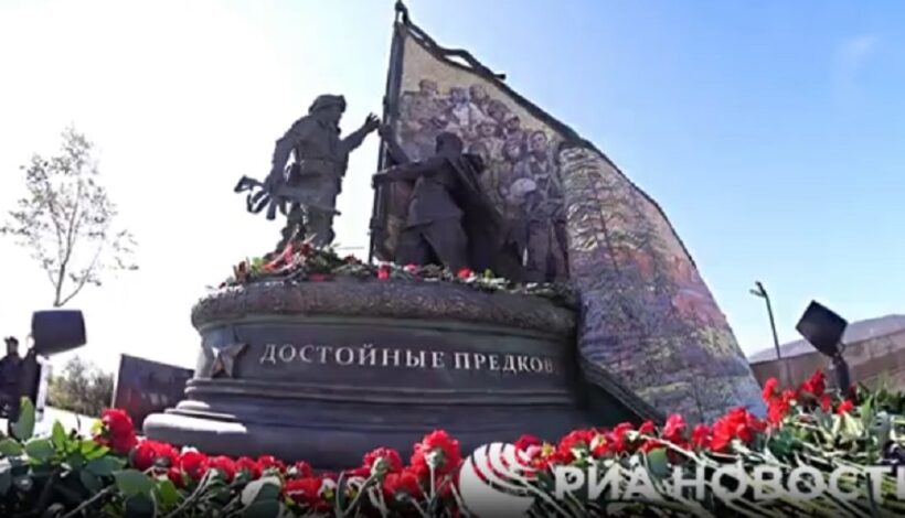 Монумент объединил четыре поколения защитников