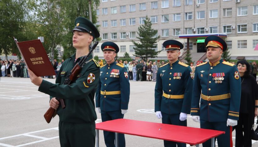 Первокурсники Росгвардии приняли присягу