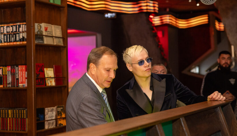 Певец Shaman посетил Музей Победы