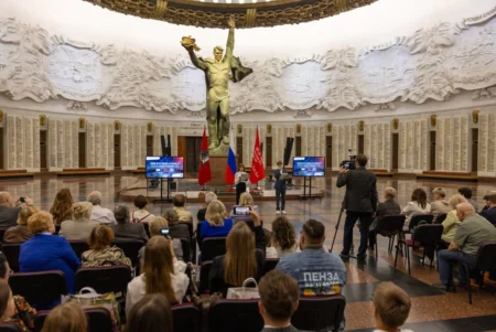 Школьники открыли выставку о защитниках Москвы