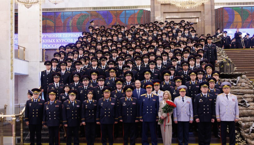 Первые офицерские погоны будущим выпускникам вручили в Музее Победы