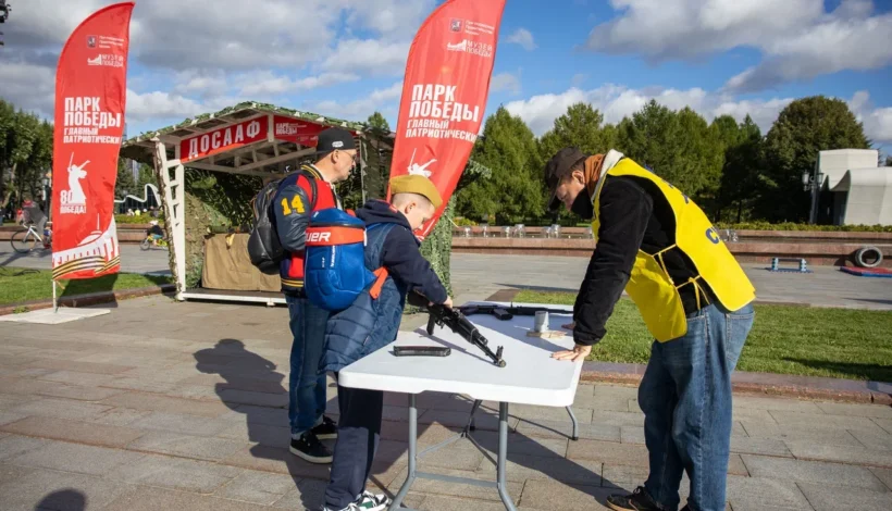 Посетители Парка Победы отметили День оружейника