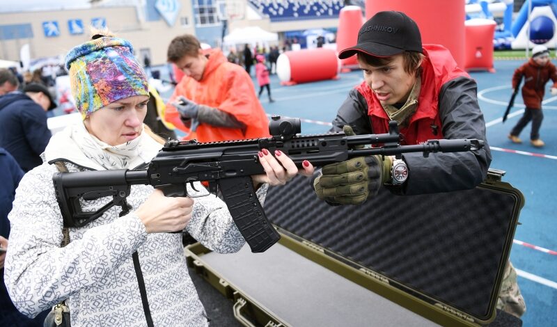 Волонтеры помогли отпраздновать День оружейника