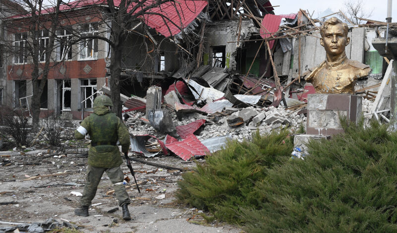 Героям ЛНР посвятили выставку