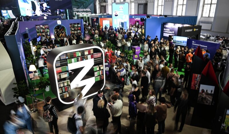 Тысячи студентов стали слушателями лектория «Знания»