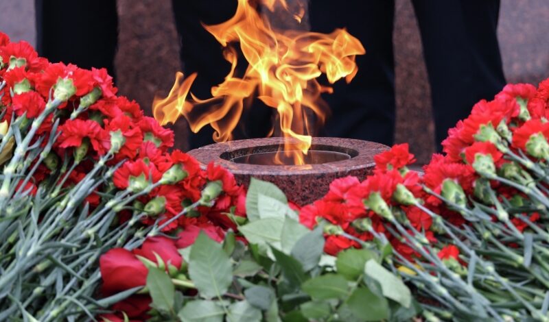 Огонь памяти зажгли на братской могиле