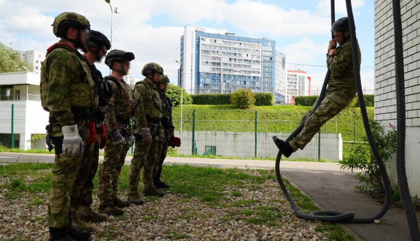 Росгвардейцы отработали штурмовой десант