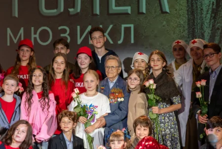 Создатели мюзикла в Музее Победы растрогали фронтовика