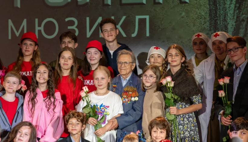 Создатели мюзикла в Музее Победы растрогали фронтовика