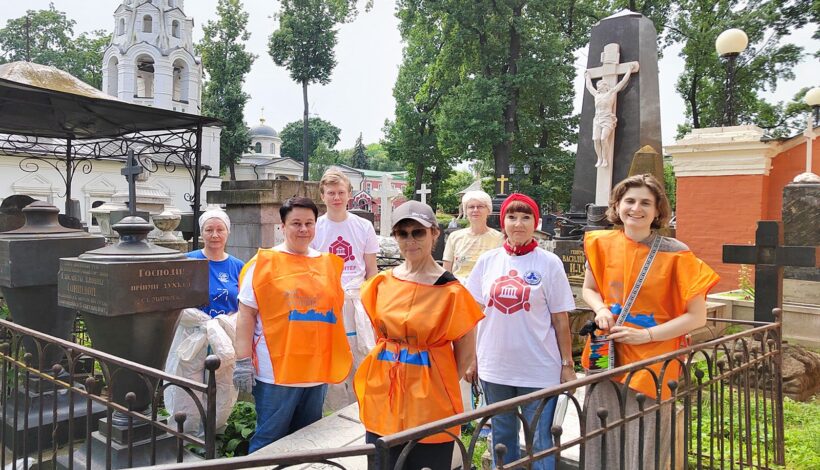 Волонтеры позаботились о памятниках