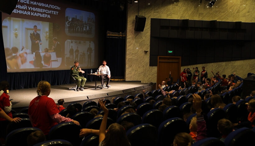 В Музее Победы дети пообщались с участником СВО