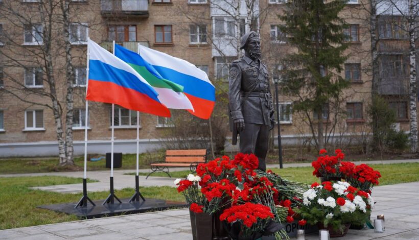 Легендарному командиру установили мемориал