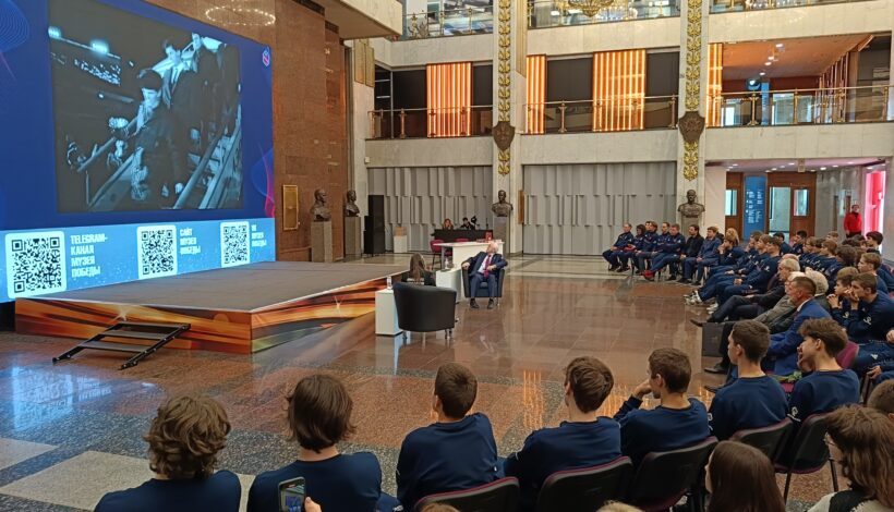 Легендарный хоккеист выступил в Музее Победы