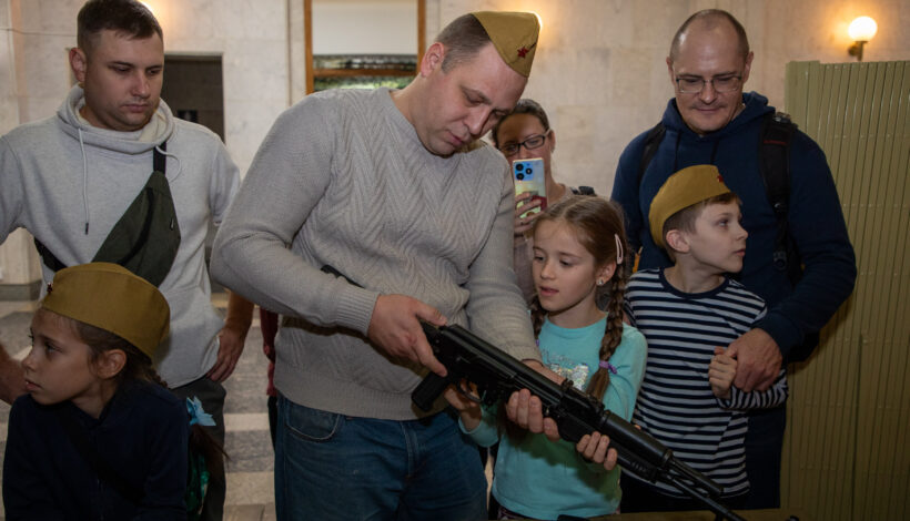 Пап с детьми ждут в Музее Победы