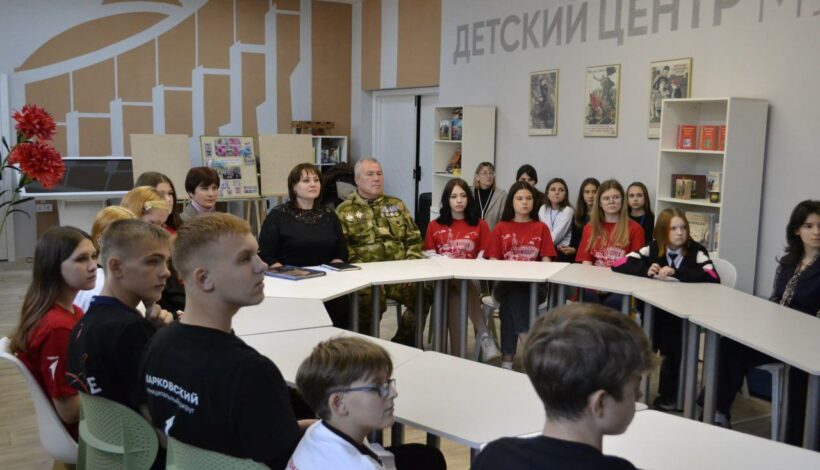 Школьники провели патриотический телемост