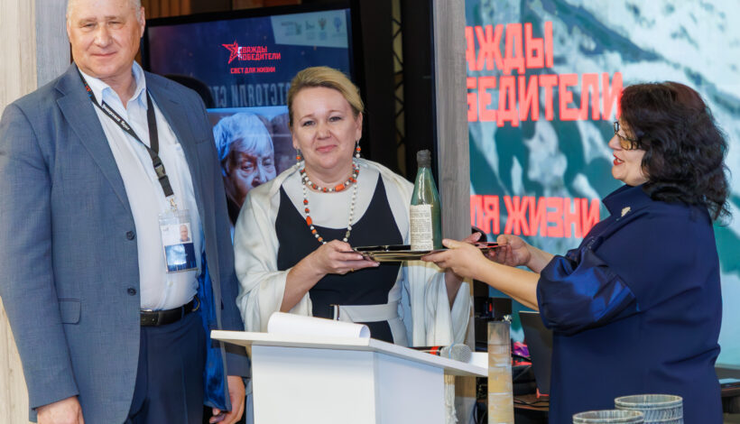 Школьники передали экспонат в Музей Победы