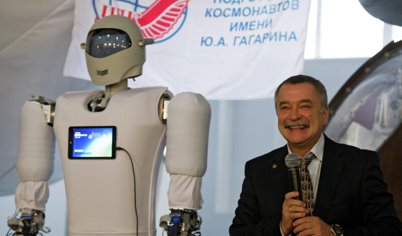 Почетную доску установили на доме Героя России