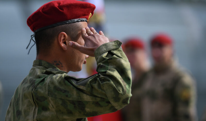 Росгвардейцы получили краповые береты