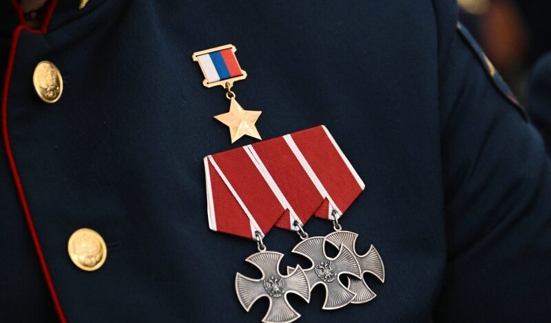 Память Героя РФ увековечили