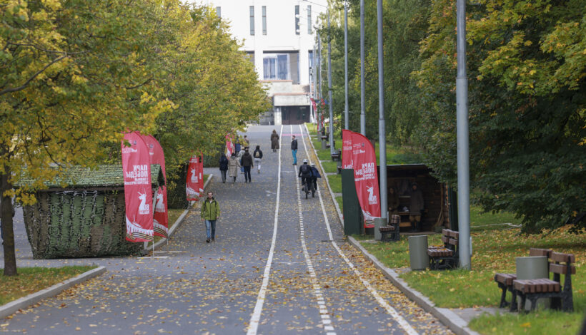 Музей Победы провел программу ко Дню учителя в парке