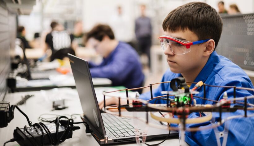Определены финалисты олимпиады по робототехнике