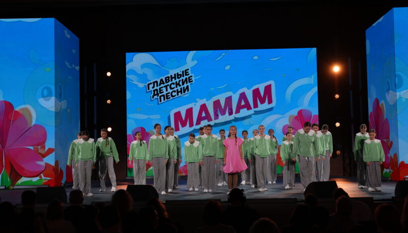 Юные артисты спели для любимых мам в Музее Победы