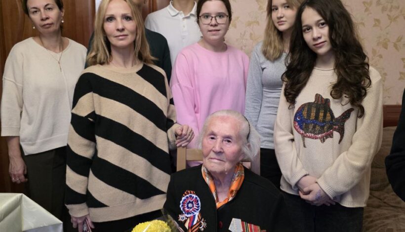 Юные общественные деятели поблагодарили ветерана