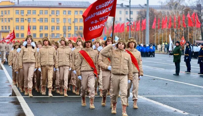 Юнармейцы прошли парадным маршем