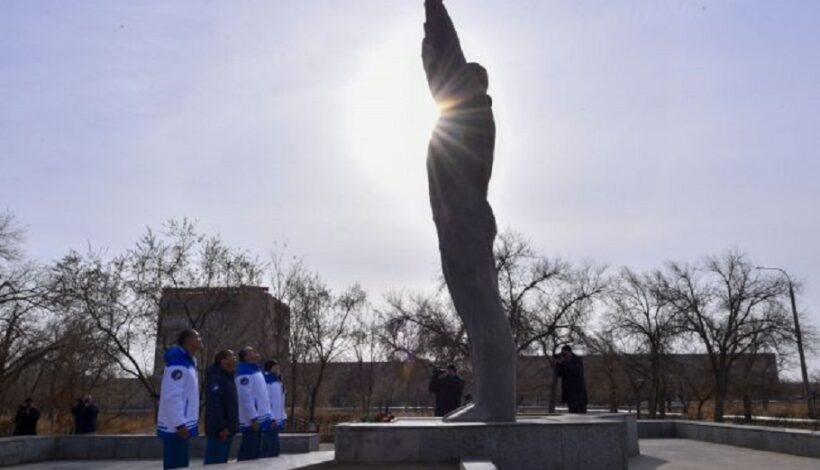 Космонавты почтили память первых покорителей космоса