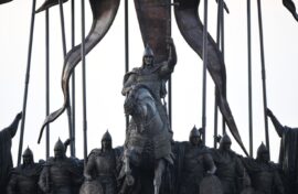 Возле Музея Победы открыли фотовыставку об историческом наследии