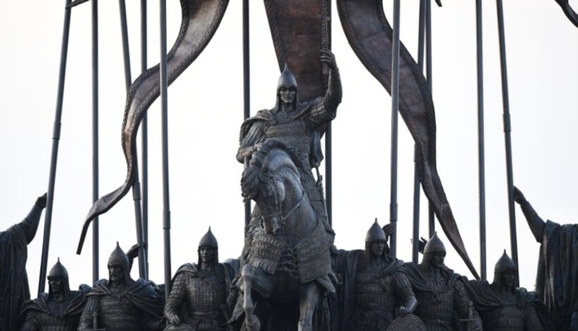 Возле Музея Победы открыли фотовыставку об историческом наследии