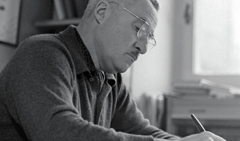 Музей Победы подготовил программу к 110-летию Симонова