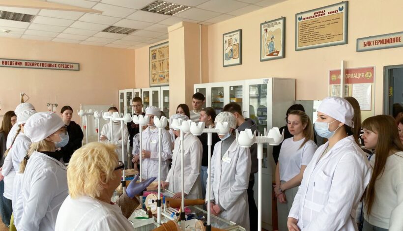 Абитуриенты выбирают педагогику и медицину