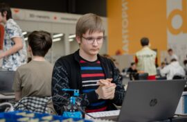 Школьники состязаются в робототехнике