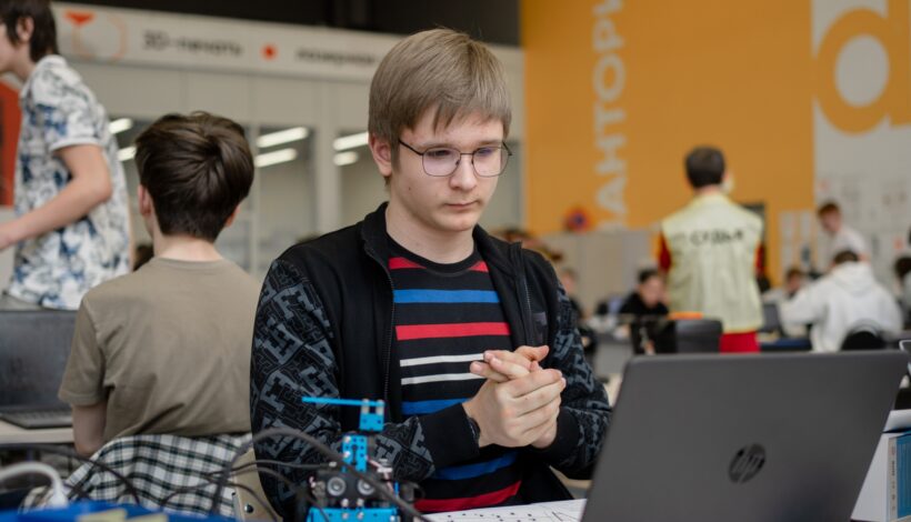 Школьники состязаются в робототехнике