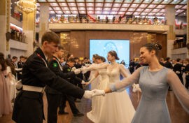 Исторические танцы исполнили в Музее Победы