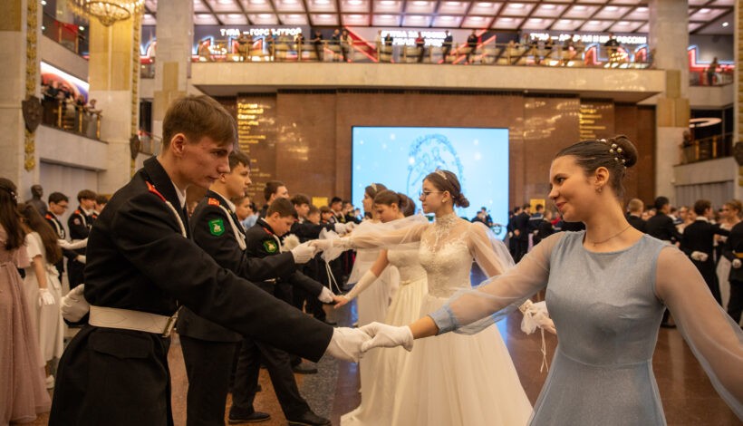 Исторические танцы исполнили в Музее Победы