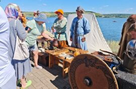 Реконструкторы прошли по Волге на деревянной ладье